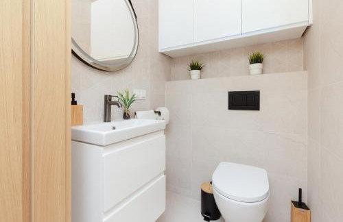 Metro Kondratowicza Warsaw Apartment with Parking by Noclegi Renters - Foto 22