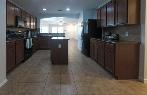 Spacious home with WiFi/AC - Photo 5