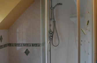 Lymington Courtyard: 4-Bed Modern Cottage Charm - Photo 18