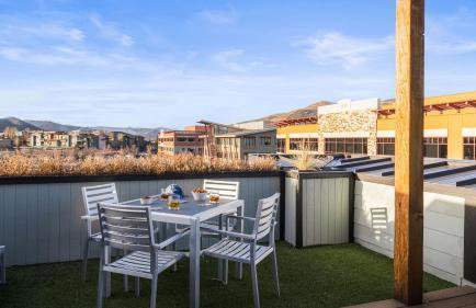 Rooftop Deck w Hot Tub Near Dining Ski Slopes The Lookout by AvantStay - Photo 22
