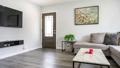 Adorable 2BR-2BA House with EV & Free Parking and Family Friendly in Los Angeles - Photo 3