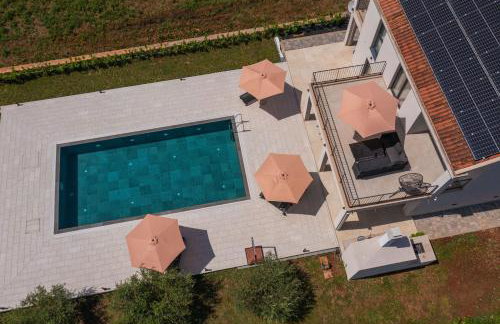 Green & Blue Five Bedroom Villa with Private Pool and Complete Privacy - Photo 39