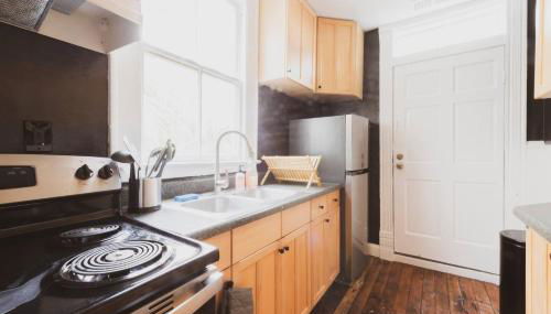 2BDR Victorian District Walk to Forsyth Park! - Foto 2, stove