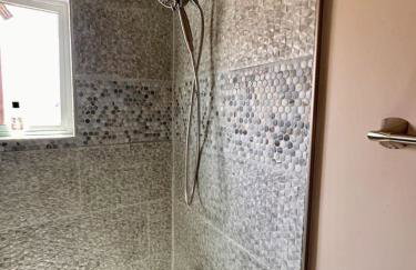 1 bed with washer dryer in unit, soaker tub near Field of Dreams - Foto 12