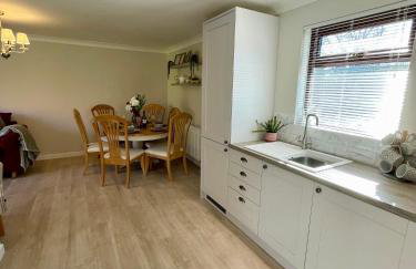 Charming 2 Bedroom Bungalow with open plan living - Foto 6