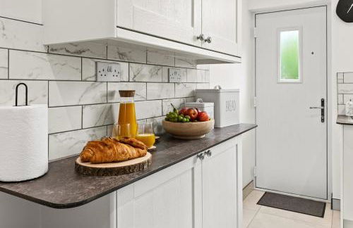 4 Bed Home sleeps 7 close to Cheshire Oaks Princes Rd - Photo 11