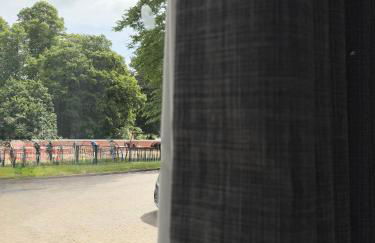 'The Elegant Comfort' - A Stunning Luxury 2-Bed Flat with Private Garden & Patio - Free Parking - Photo 33