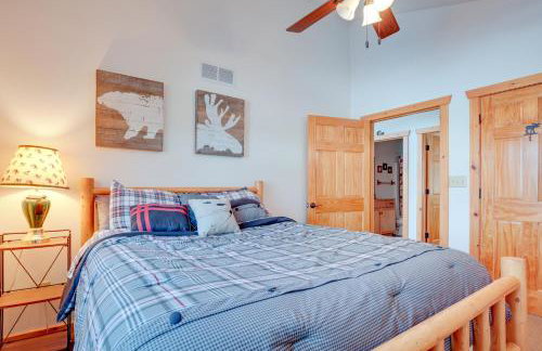 Lakefront Tomahawk Getaway with Deck and 2 Fireplaces! - Foto 13