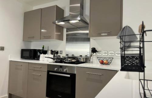 Cozy City Centre Apartment with Free Gym and Free Coffee - Photo 3