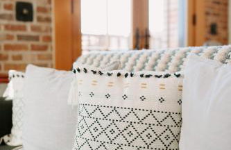 Stylish Main St Loft with Balconies and Garage - Foto 17