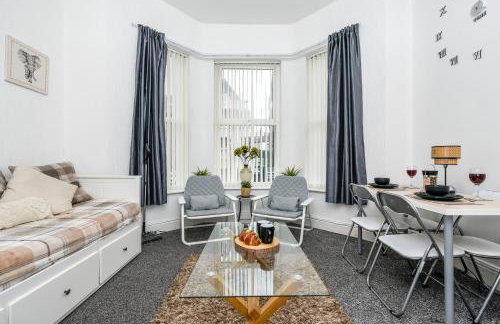 Cosy Wirral home near Liverpool with Free Parking! - Photo 1