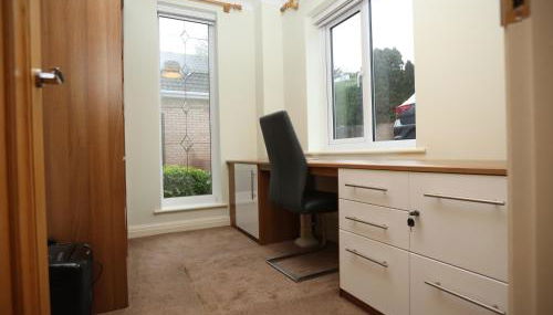 Is Y Coed Place By N And N Stays Ltd, Spacious 5 bed house in Wenvoe Cardiff, With Free Private Parking, Garden and WIFI - Foto 3