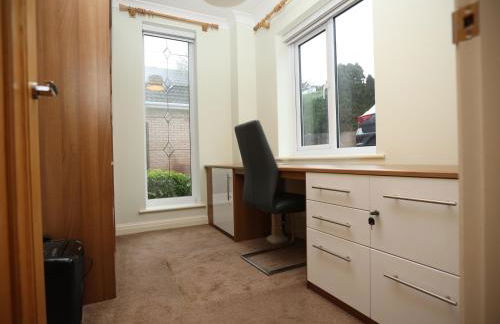 Is Y Coed Place By N And N Stays Ltd, Spacious 5 bed house in Wenvoe Cardiff, With Free Private Parking, Garden and WIFI - Photo 3