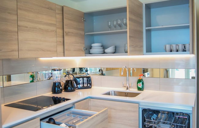 Thames View 2 Bed Apartment With Balcony - Photo 13