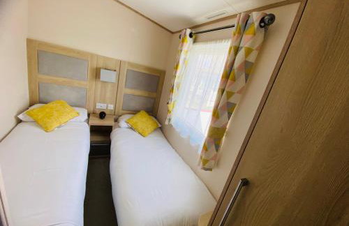 RJ Luxury caravan hire 2 with Hot Tub - Foto 13