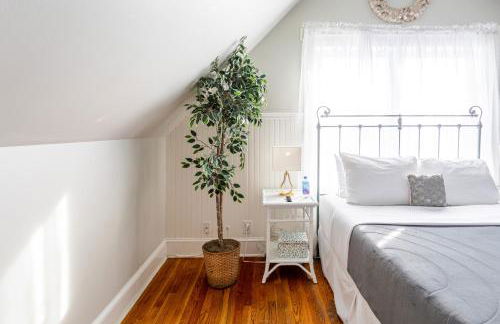 Charming 2BR Getaway with Modern Comforts - Foto 17