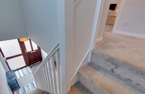 Pass the Keys Spacious and modern house with Free Parking - Photo 66