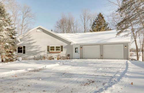 Lakefront Tomahawk Getaway with Deck and 2 Fireplaces! - Foto 31