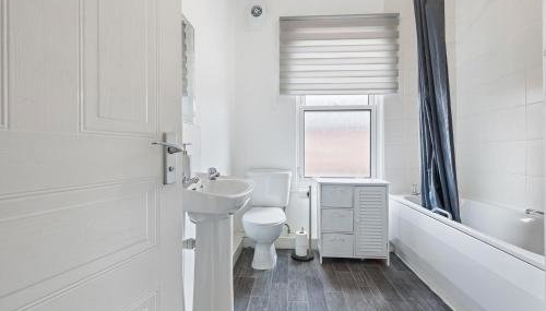 Stylish 2-Bedroom Apartment in Leeds LS12, Perfect for Contractors & Extended Stays-F&K Property - Foto 3