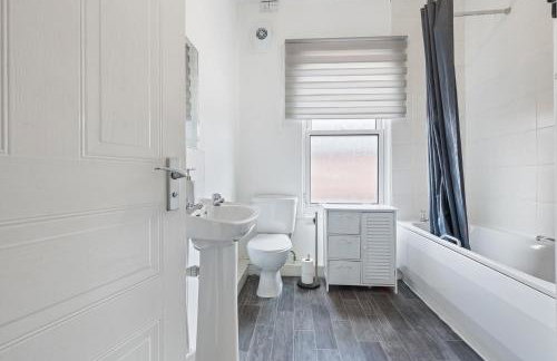 Stylish 2-Bedroom Apartment in Leeds LS12, Perfect for Contractors & Extended Stays-F&K Property - Foto 3