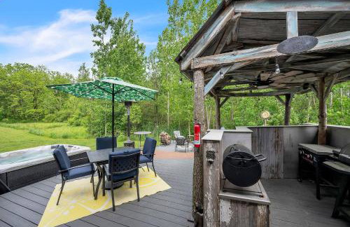 Lakeside Retreat with Hot Tub & Game Room home - Foto 17