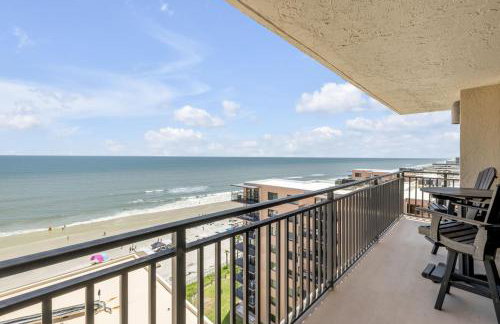 New dog-friendly Listing! Updated direct oceanfront with spacious balcony and heated pool - Foto 2