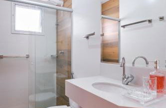 2 QUARTOS com Churrasqueira na Varanda, Piscina, Garagem interna, WiFi 500mbps, Ar Condicionado e Telas de Proteção - Foto 32