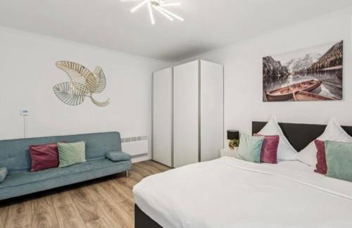 Prime Host Balcony Apartment - Photo 21