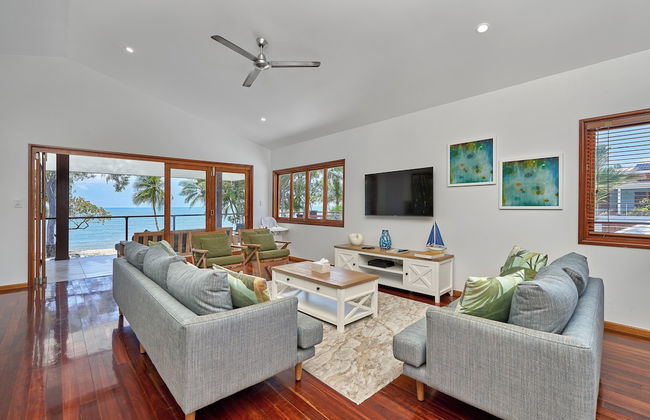 Reeflections Beachfront Holiday House - Photo 11