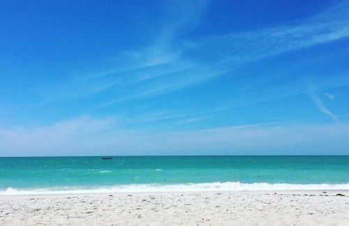 Relaxing 2BR Florida Home Close to Beach - Photo 55