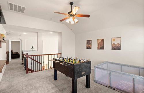 Spacious 4BR 3BA with Yard Mins to LakeLewisville - Foto 33