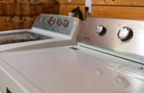 Log Cabin with Hot Tub, Game Room-10 min to NRG - Foto 40