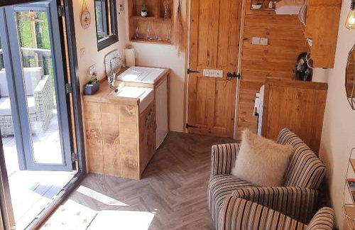 Min yr Afon - Cabin - Sleeps 2 - Hot Tub - Parking - Foto 11
