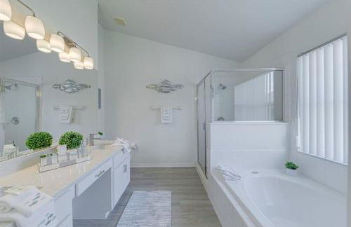 580 - Stunning Renovated Home with Large East Facing Pool Deck Overlooking Preservation Area and Games Room - Foto 30