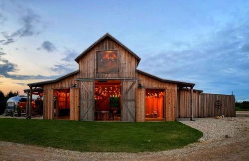 Restored Beautiful Airstream Fully Equipped with Incredible Outdoor Living in Texas - Foto 37