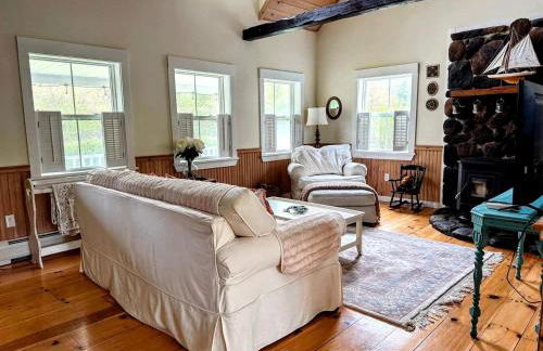 Charming Dog-Friendly Beach House with Fire Pit & Jetted Tub Near Carters Beach in Hancock, Maine - Foto 10