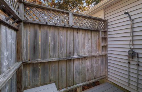 Minutes to Craigville Beach Private Patio and Backyard - Foto 19