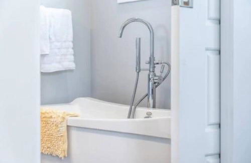 Luxury w/SoakTub* King with 3BR - Foto 30