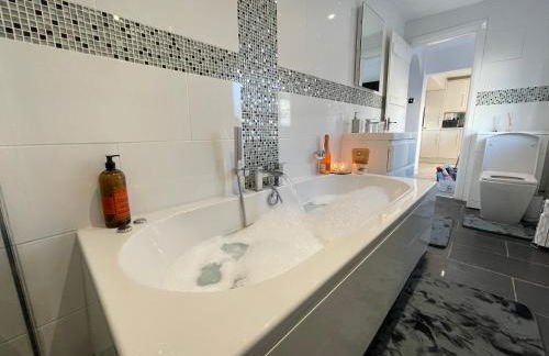 Tollgate House - Luxury Cozy Cottage - HUGE Hot Tub - Alton Towers - Foto 24