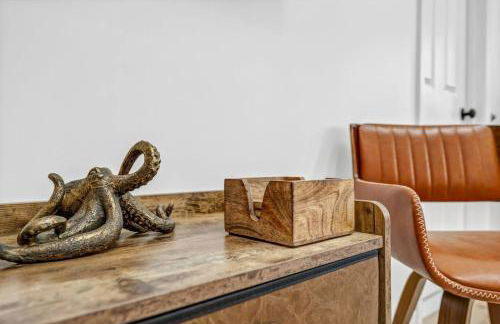 Stylish And Roomy Full House Dtwn - Photo 27