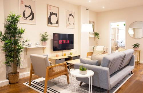 Two-Bed City Centre flat 100m from Trafalgar sqr - Photo 1