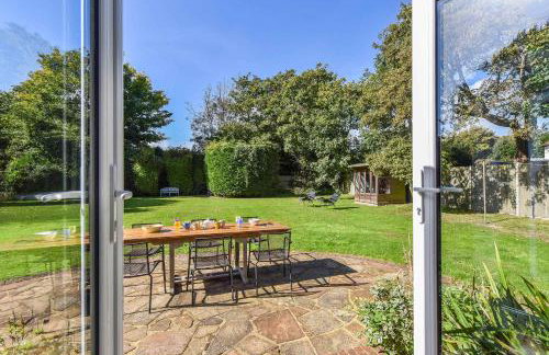 Spacious Coastal Family Home Sleeps 8 - Photo 3