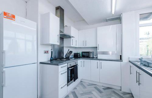 Luxury 3-Bedroom Apartment with 75-Inch TV, Fireplace & Terrace near Manchester Airport - Photo 17