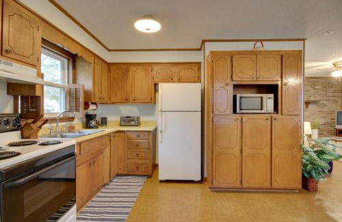 Lakefront House with Boat Ramp, Dock and Sunset Views! - Foto 9