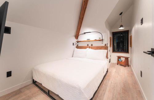 Artisan Oasis-hot Tub Fire Pit 8bd Whole House - Photo 41