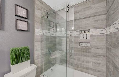 Fresh & Fun! Vegas 4BR w Heated Pool, Dog Friendly - Photo 25