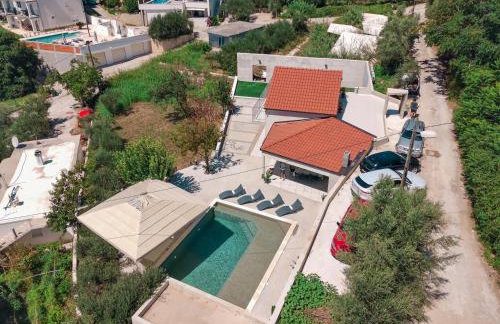 Mediterranean Oasis Seaside Villa with Pool - Foto 34