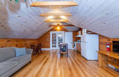 Bright and Cozy Treehouse Apartment - Photo 5