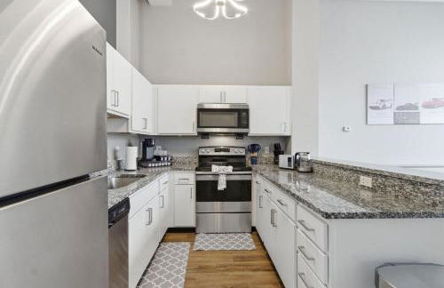 Luxury Downtown Cityview Suite Skywalk Access and Free Garage Parking - Foto 30