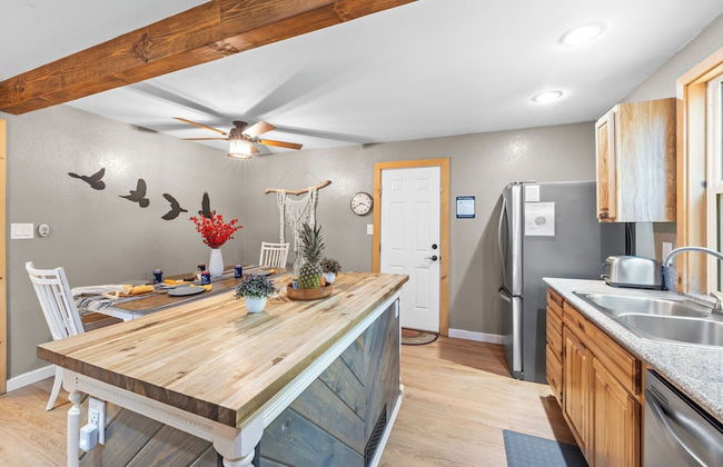 Sweet Pine Deck + Hot Tub, Cozy Modern Interior Close to Ski Resort! - Foto 50